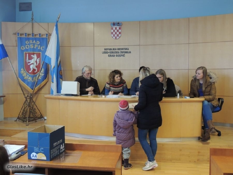 Po prvi put božićnice za umirovljenike i nezaposlene sa područja grada Gospića