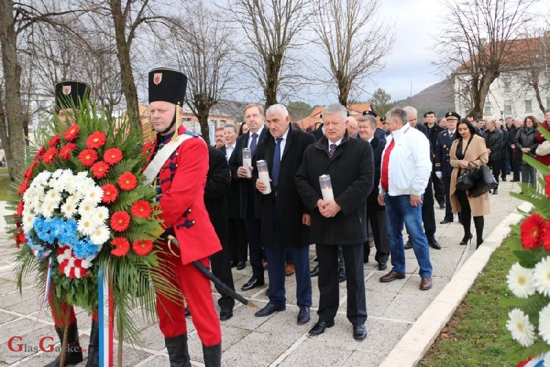 U povodu Dana Grada Otočca položeni vijenci i zapaljene svijeće 