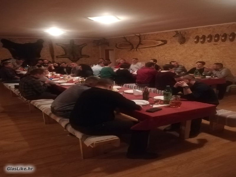 U Perušiću održan je prvi Lovački bal