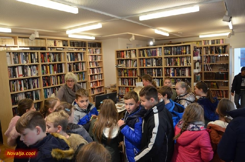 Posjet četvrtaša Gradskoj knjižnici "Ivan Palčić“u Novalji 