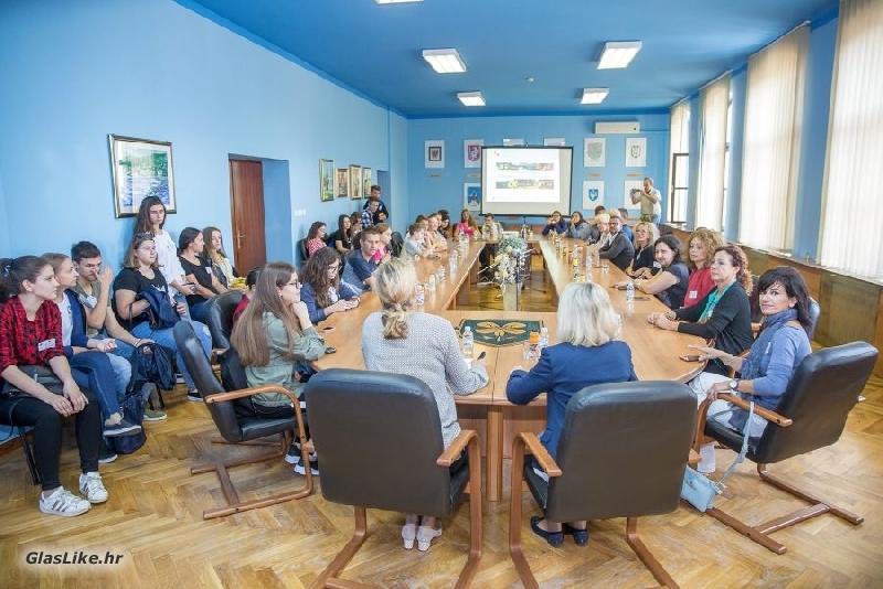 Ličko-senjsku županiju posjetili su danas učenici i profesori Gimnazije Gospić i gosti iz Njemačke, Grčke, Italije