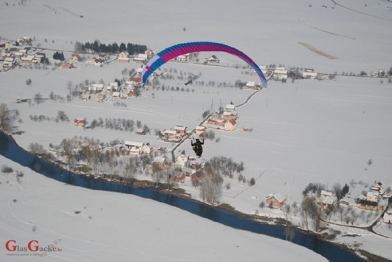 Paraglajderi dotakli nebo iznad Otočca