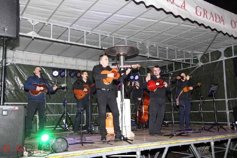 Nova godina svečano dočekana na gradskom trgu u Otočcu