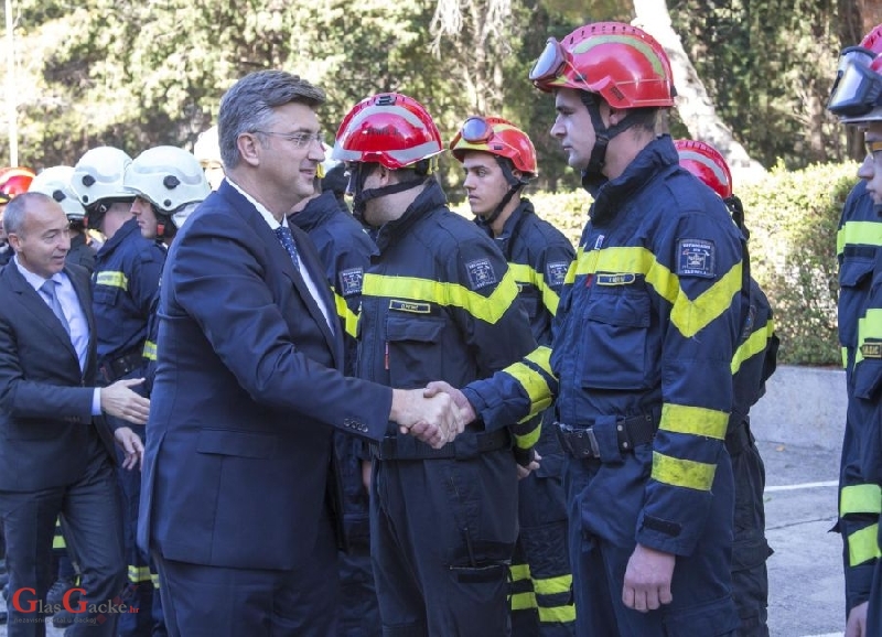Predsjednik Vlade Andrej Plenković na svečanoj sjednici Skupštine Hrvatske vatrogasne zajednice u Otočcu 