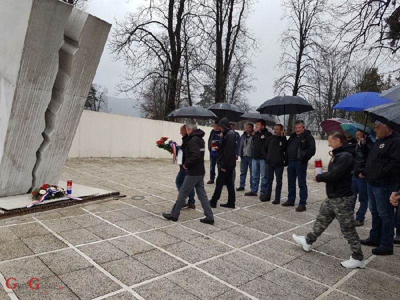 Članovi Udruge veterana s otoka Raba - Lopara odali počast poginulim braniteljima u Otočcu 