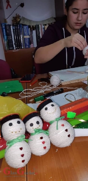 Kreativni srednjoškolci spremni za Božićni sajam