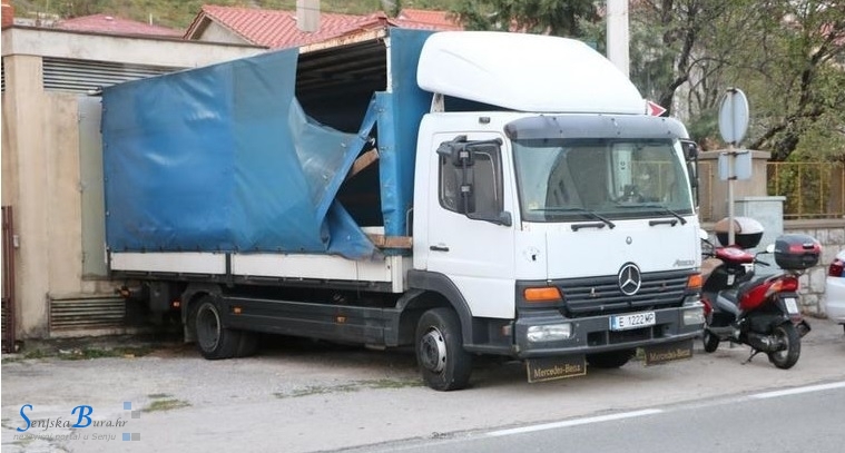 Senjski policajci zaustavili kamion krcat migrantima, izdale ih ruke koje su virile iz tovarnog prostora Senjski policajci zaustavili kamion krcat migrantima, izdale ih ruke koje su virile iz tovarnog prostora