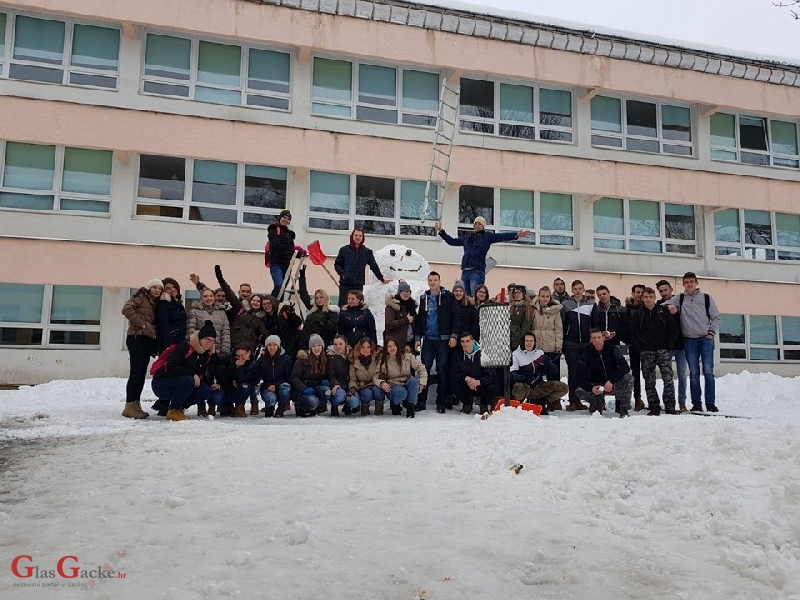Otočki maturanti vesele se snijegu Otočki maturanti vesele se snijegu
