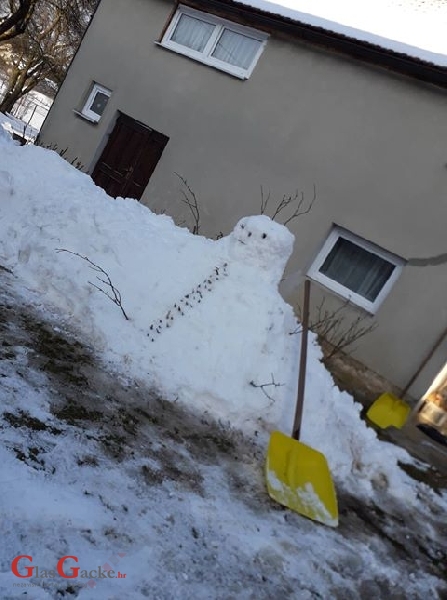 Snjegović koji čisti snijeg?