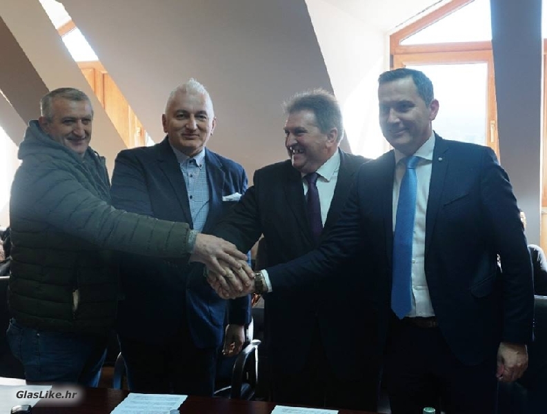 Priopćenje HDZ-a i koalicijskih partnera: Poštujte tuđe obitelji i pravo na privatnost svake osobe Priopćenje HDZ-a i koalicijskih partnera: Poštujte tuđe obitelji i pravo na privatnost svake osobe