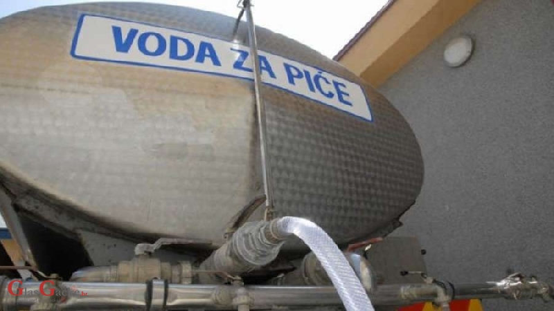 Cisterna za vodu danas ispred zgrade Vodovoda u Brinju 