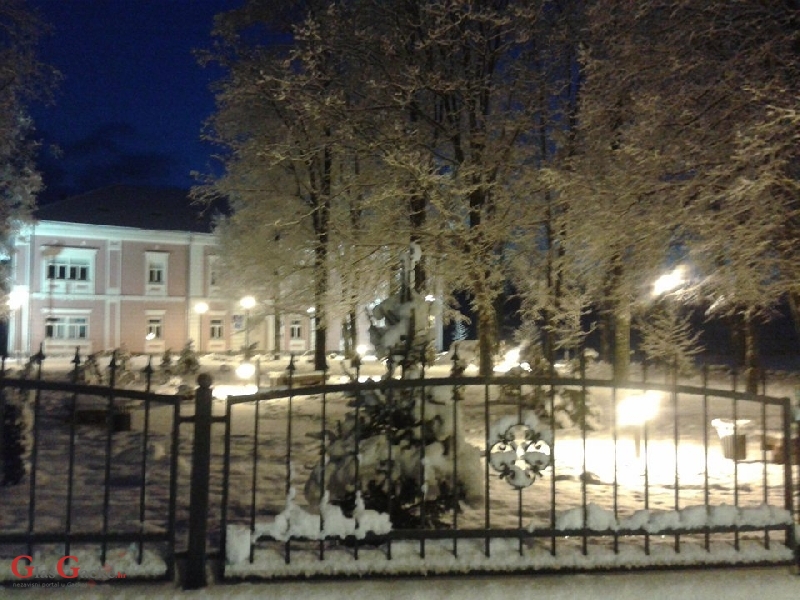 Nokturno u parku ispred Doma HV-a