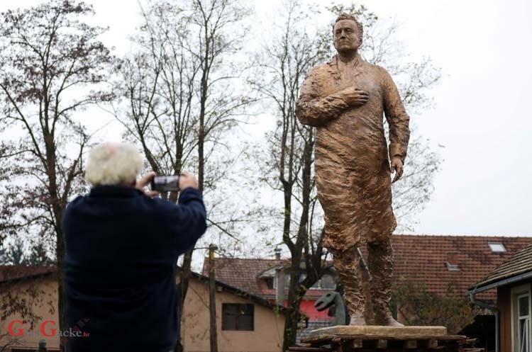 Spomenik je, ali i jata golubova jesu