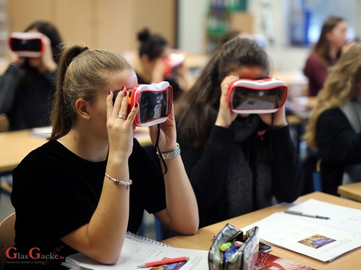 Dok drugi to napuštaju, mi se - digitaliziramo