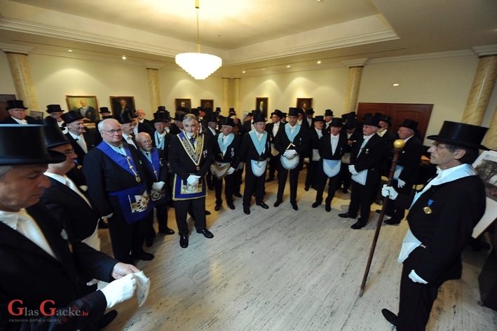 MASONI NAREDILI NASELJAVANJE MIGRANATA: Udar na EU i katoličku crkvu!?