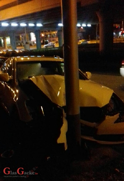 Automobilom u stup pras Automobilom u stup pras