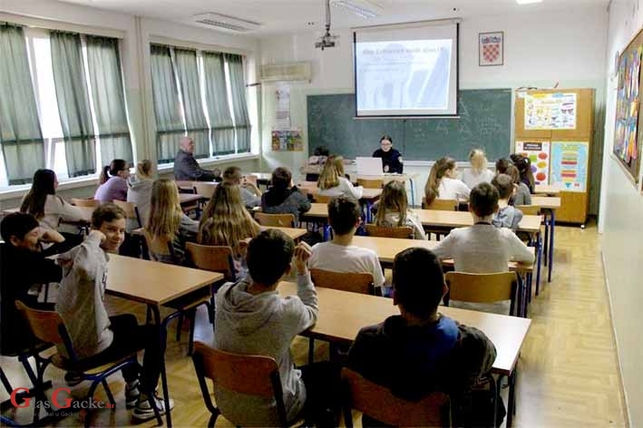 Policija učenicima o cyberbullyngu Policija učenicima o cyberbullyngu