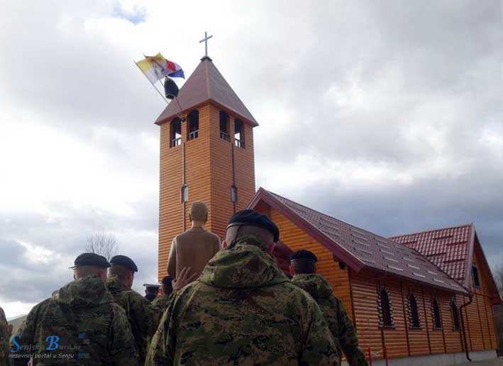 Blagoslovljena vojna kapela na slunjskomu poligonu Blagoslovljena vojna kapela na slunjskomu poligonu