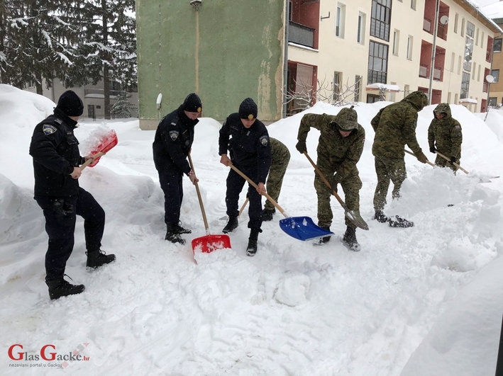 Policija i vojska u ratu sa snijegom Policija i vojska u ratu sa snijegom