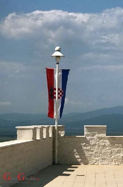 Ponosna se vije ...