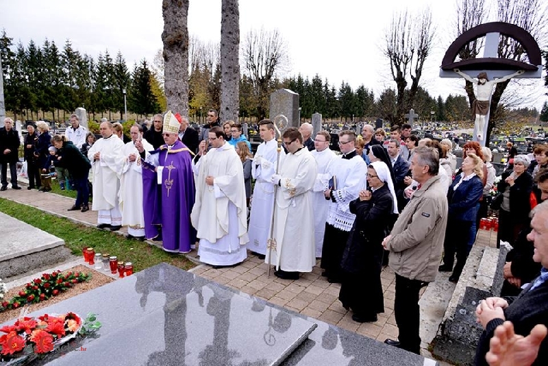 Križić molio na grobu službenice božje Ž. Ivasić Križić molio na grobu službenice božje Ž. Ivasić