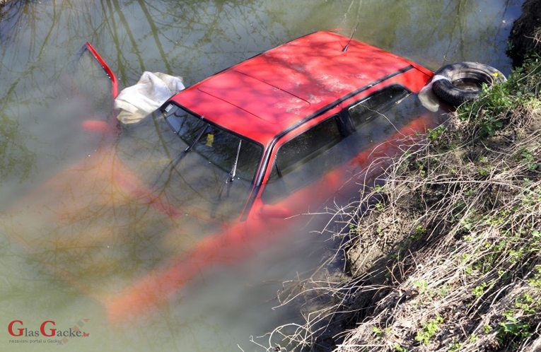Sletio s automobilom u potok Sletio s automobilom u potok