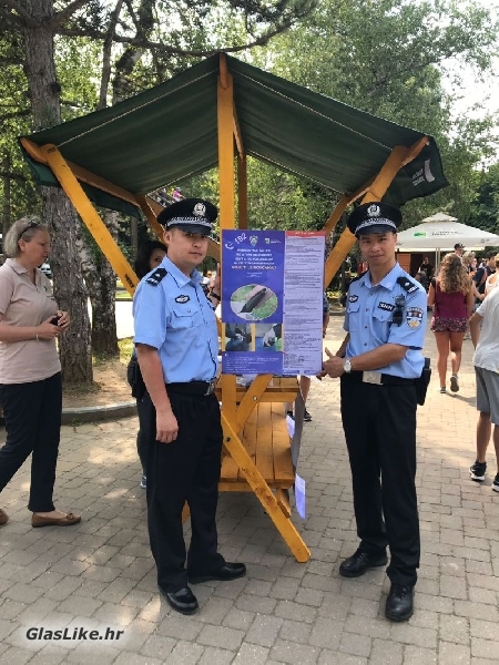  Kineski policajci zajedno sa hrvatskim kolegicama na info punktu u Plitvicama