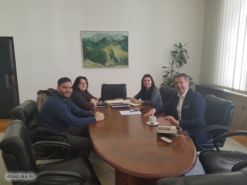Župan sa predstavnicima Udruge za zaštitu životinja „AnimalLika Gospić“ Župan sa predstavnicima Udruge za zaštitu životinja „AnimalLika Gospić“