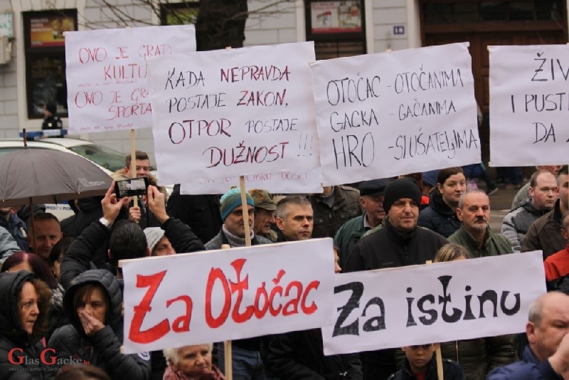 Više stotina građana na skupu potpore "ZA OTOČAC " Više stotina građana na skupu potpore "ZA OTOČAC "