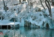 Zbog snijega zatvorene neke staze na Plitvičkim jezerima Zbog snijega zatvorene neke staze na Plitvičkim jezerima