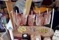 Na Božićnom sajmu i - uređaj za sušenje pršuta Na Božićnom sajmu i - uređaj za sušenje pršuta