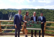 Otvoren vidikovac s pogledom na Veliki slap Otvoren vidikovac s pogledom na Veliki slap