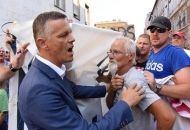 Radnici Uljanika pjevali Thompsona, zalili župana pivom i vrijeđali ga Radnici Uljanika pjevali Thompsona, zalili župana pivom i vrijeđali ga