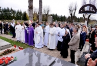 Križić molio na grobu službenice božje Ž. Ivasić Križić molio na grobu službenice božje Ž. Ivasić