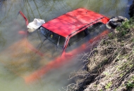 Sletio s automobilom u potok Sletio s automobilom u potok