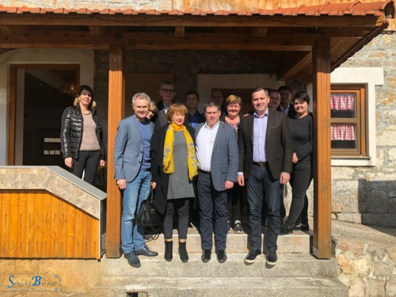 Ministar Butković i Marijan Kustić u radnom posjetu Donjem Lapcu Ministar Butković i Marijan Kustić u radnom posjetu Donjem Lapcu