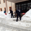 Interventna jedinica PU ličko-senjske pomaže u čišćenju snijega u Gospiću