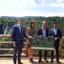 Otvoren vidikovac s pogledom na Veliki slap