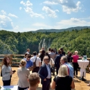 Otvoren vidikovac s pogledom na Veliki slap