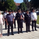 Za Oluju položeno cvijeće i zapaljene svijeće kod spomenika palim braniteljima