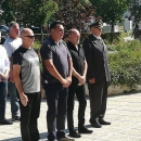 Za Oluju položeno cvijeće i zapaljene svijeće kod spomenika palim braniteljima