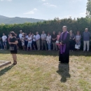 Izaslanstva položila cvijeće i zapalila svijeće poginulim braniteljima u Zalužnici