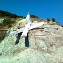 Križ na Lezbosu srušen jer NGO tvrdi da je - uvredljiv za migrante