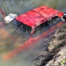 Sletio s automobilom u potok