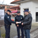 Policijski službenici Policijske postaje Otočac raznim akcijama uljepšali sugrađanima blagdane