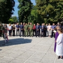 Za Oluju položeno cvijeće i zapaljene svijeće kod spomenika palim braniteljima