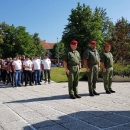 Za Oluju položeno cvijeće i zapaljene svijeće kod spomenika palim braniteljima