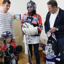 Hokejaši Medveščaka Zagreb darivali DV "Ciciban" i stacionar DZ Otočac 