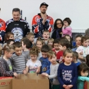 Hokejaši Medveščaka Zagreb darivali DV "Ciciban" i stacionar DZ Otočac 