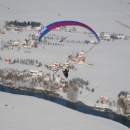 Paraglajderi dotakli nebo iznad Otočca